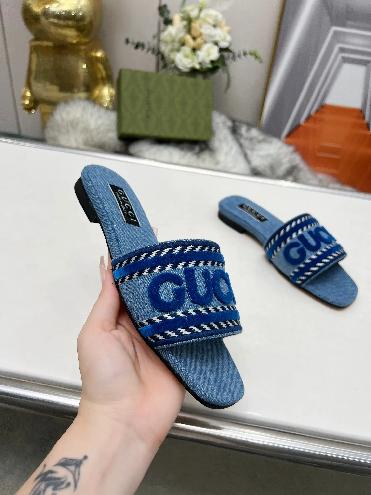 👟👟Ex-factory price 340👟👟 Genuine leather sole 200 Gucci 2024/Spring and summer new electric embroidery flat slippers hot style online —————————————— Perfect interpretation! The original development supports any comparison in the market! Carefully crafted materials! Months in the making! The pattern is extremely beautiful! Unique charm. The fabric is made from the original one-to-one ratio! Flash sale market free version! The thorn lines and three-dimensional effect are full! High-end and high-end Factory No.: 828-16 ꫛꫀꪝ Go➫ Materials: ❶ Upper: Electric embroidery environmentally friendly washed denim fabric ❷ Feet: imported sheepskin, lining sheepskin. ❸Outsole! Original Italian leather outsole ➕ Rubber outsole ........................................ ♡Size: 35-44 ♡Colour: 1cm